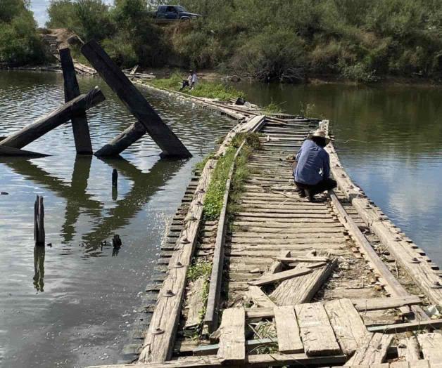 Aprovechan las ruinas del puente para pescar