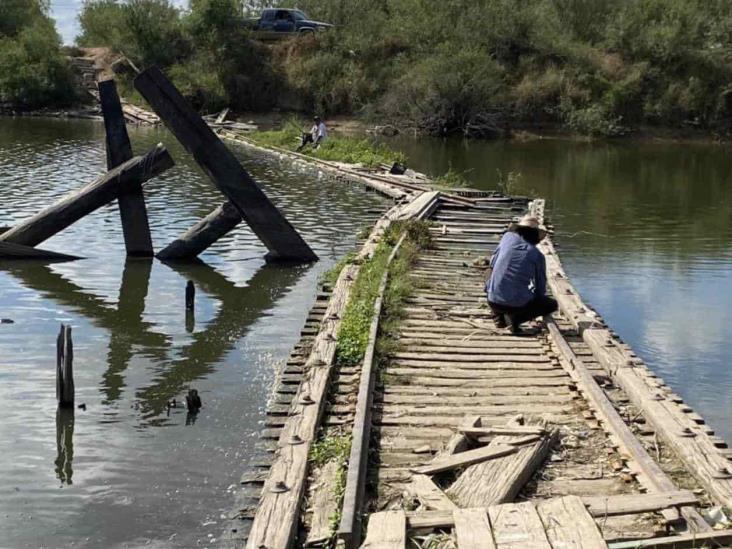 Aprovechan las ruinas del puente para pescar Aprovechan las ruinas del puente para pescar