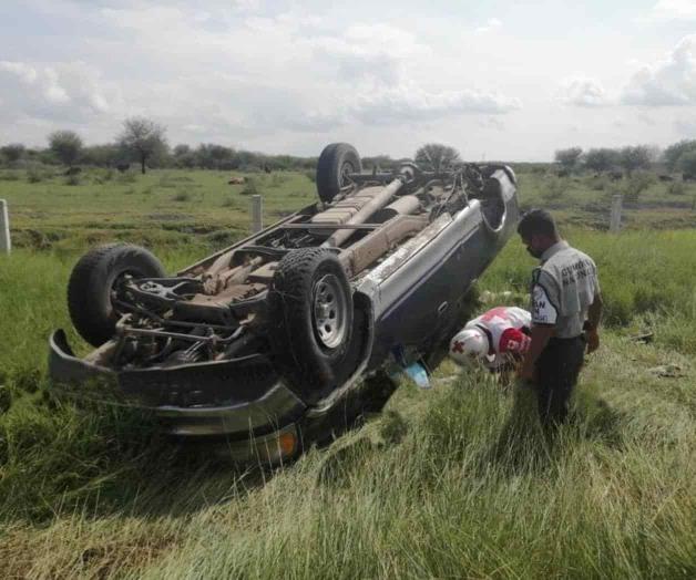 Chofer muere aplastado por su camioneta al volcarse