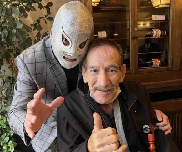 El debut del Santo Jr. ante dos fierotas en 1982