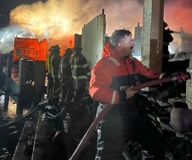 Consume incendio edificio de condominios en Puerto Isabel