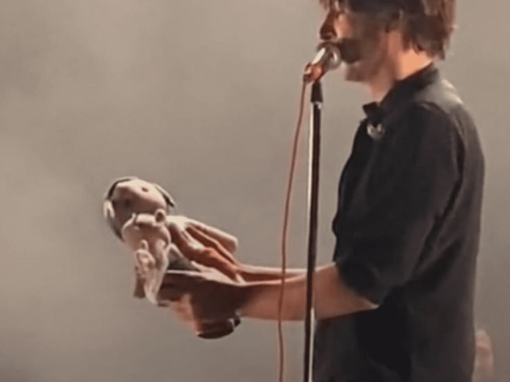¿No es el de la farmacia?, pregunta confundido el vocalista de Phoenix al recibir un Chavo del 8 ¿No es el de la farmacia?, pregunta confundido el vocalista de Phoenix al recibir un Chavo del 8