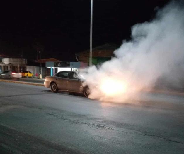 Arrasan llamas auto a causa de un corto