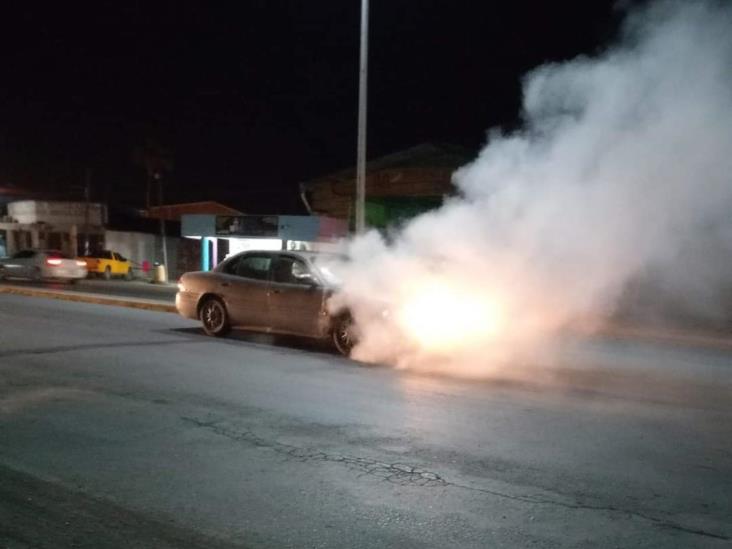 Arrasan llamas auto a causa de un corto Arrasan llamas auto a causa de un corto