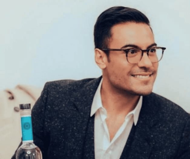 Lanza su bebida Santo Gusano