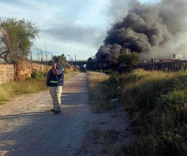 Choca y explota pipa de Pemex Choca y explota pipa de Pemex