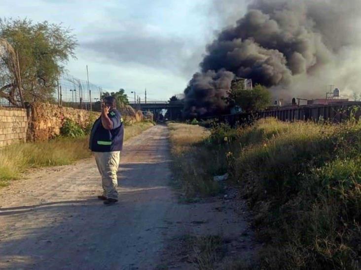 Choca y explota pipa de Pemex Choca y explota pipa de Pemex