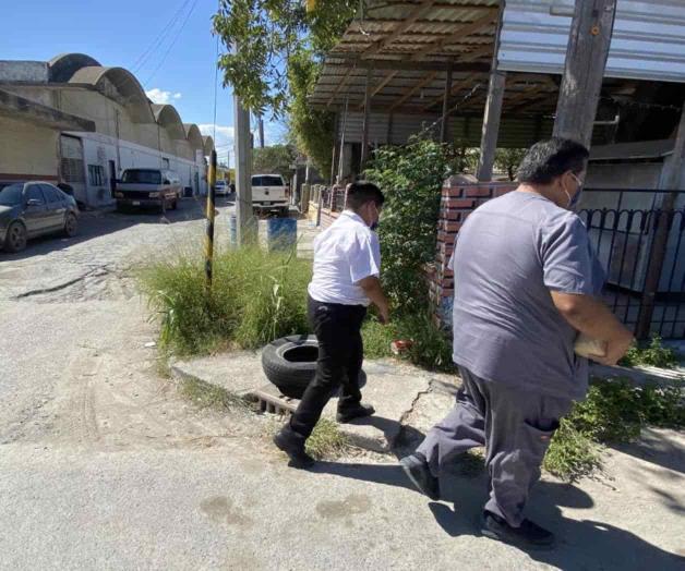Tapan alcantarilla con un neumático
