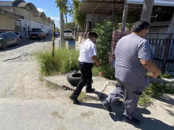 Tapan alcantarilla con un neumático Tapan alcantarilla con un neumático