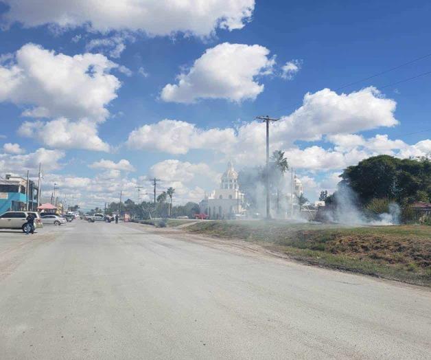 Caen cables de alta tensión sobre calle
