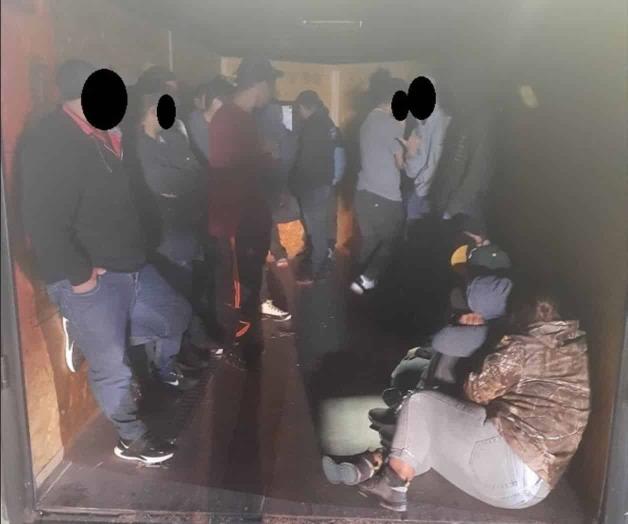 Abandonan en remolque de carga a 22 migrantes