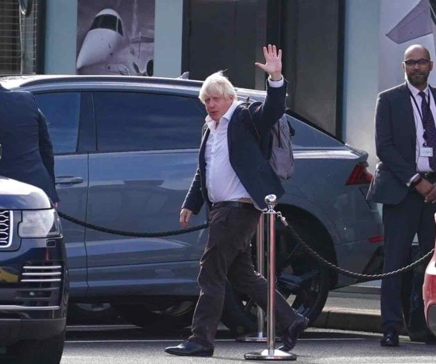 Boris Johnson regresa a Londres; rumores de que se postulará