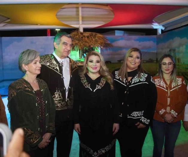 Visita gobernador Américo el stand de San Fernando