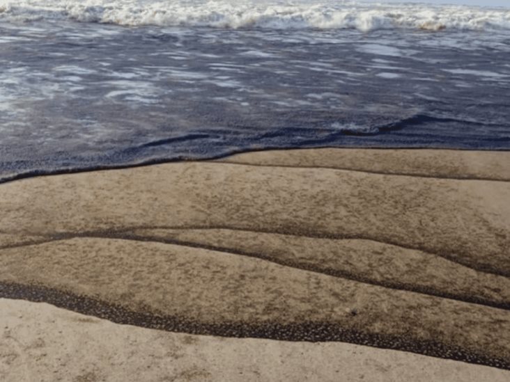 Cierran tres playas por derrame de hidrocarburos de Pemex en Oaxaca Cierran tres playas por derrame de hidrocarburos de Pemex en Oaxaca