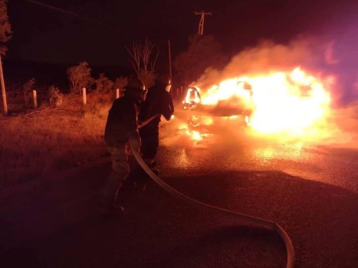 Se incendia camioneta por cortocircuito en autopista Se incendia camioneta por cortocircuito en autopista