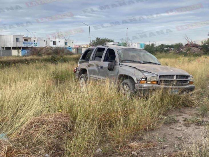 Heridas mujer y menor al volcar camioneta Heridas mujer y menor al volcar camioneta