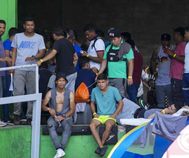 Venezolanos buscan volver a su país tras pasar selva