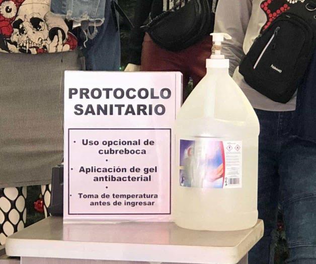 Permiten comercios entrada a clientes sin cubre bocas