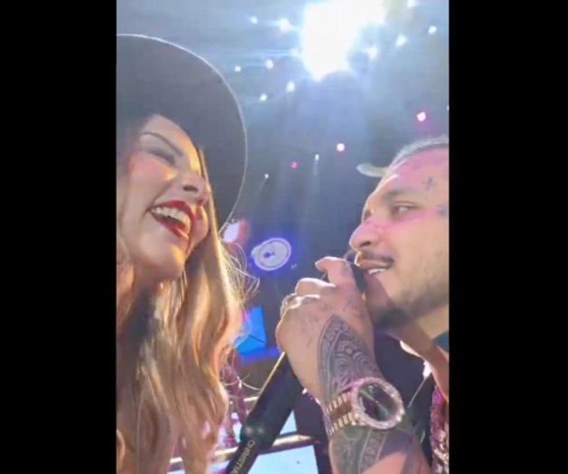 Nodal le canta al oído a una fan parecida a Belinda Nodal le canta al oído a una fan parecida a Belinda