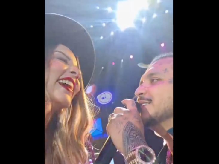 Nodal le canta al oído a una fan parecida a Belinda Nodal le canta al oído a una fan parecida a Belinda