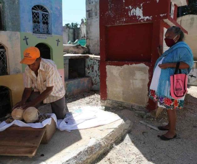 El pueblo mexicano que limpia los restos de sus difuntos para prepararlos para el Día de Muertos