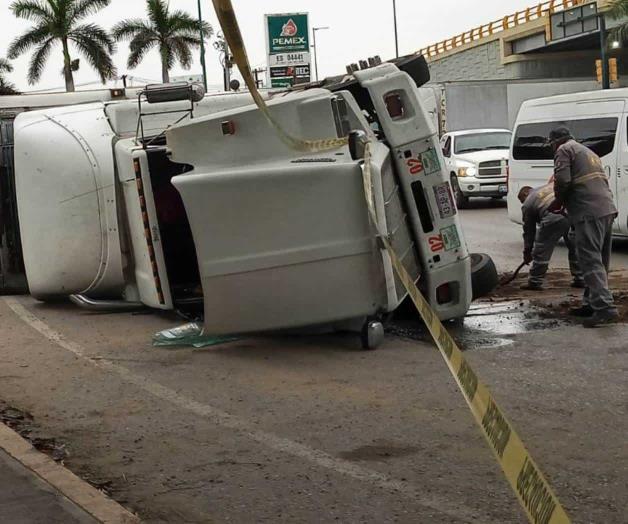Vuelca trailer debajo del Puente El Barquito Vuelca trailer debajo del Puente El Barquito