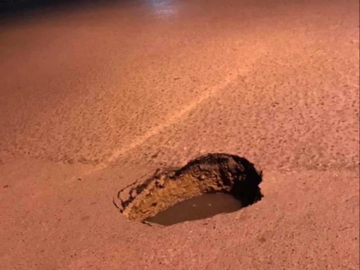 Corren riesgo de caer en socavón de transitada calle Corren riesgo de caer en socavón de transitada calle
