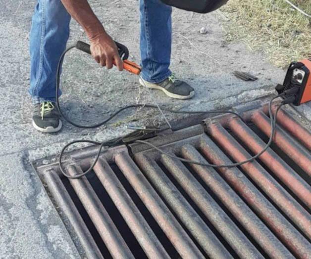 Reparan alcantarillas pluviales para evitar accidentes