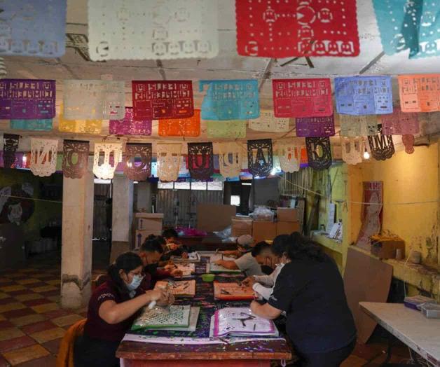 Artesanos mexicanos preservan decoraciones de Día de Muertos