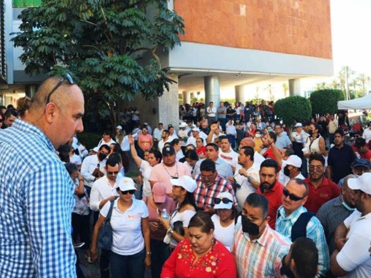 Reciben a AMLO con protesta de maestros en BCS Reciben a AMLO con protesta de maestros en BCS