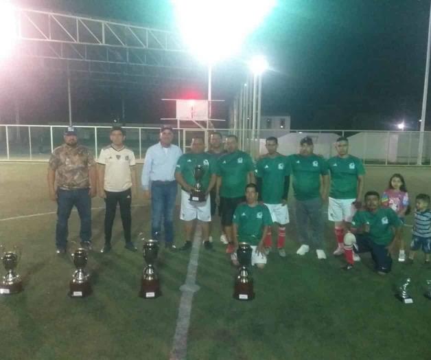 Entregan trofeos a jugadores de futbol