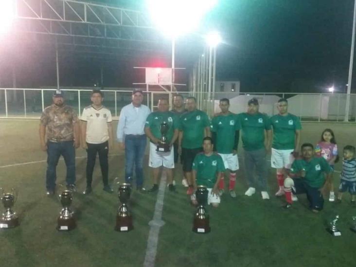 Entregan trofeos a jugadores de futbol Entregan trofeos a jugadores de futbol