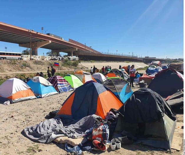 Cientos de venezolanos duermen al lado del río