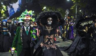Personas vestidas como las icónicas Catrinas de México marchan en la Gran Procesión de las Catrinas, parte de las celebraciones del Día de Muertos en la Ciudad de México.