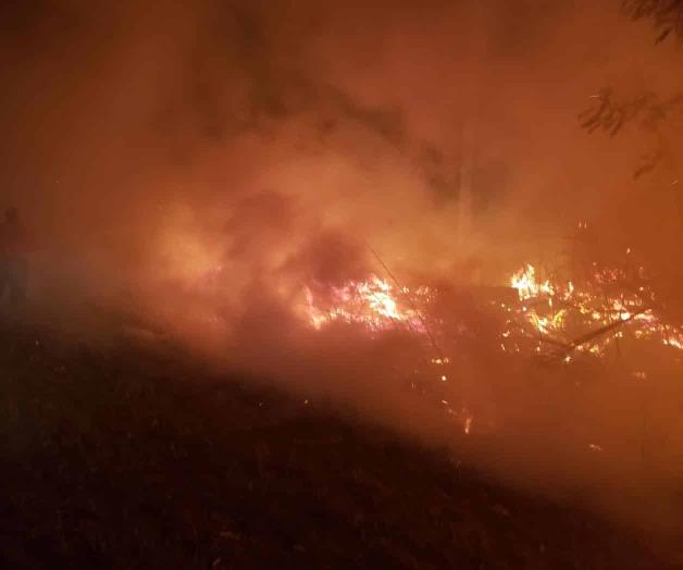 En riesgo viviendas por fuerte incendio