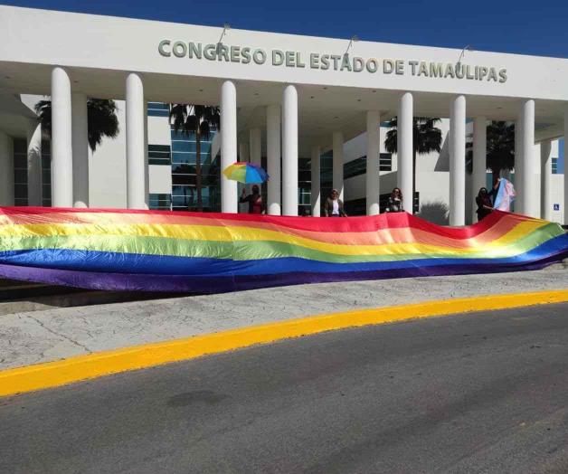 Comunidad LGBT va por adopciones