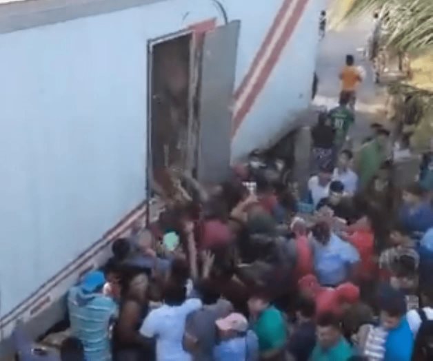 Vuelca tráiler y lugareños aprovechan para robar cerveza en Tabasco