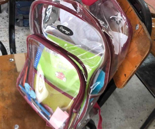 Se ‘blindan’ escuelas: Implementarán uso de mochilas transparentes Se ‘blindan’ escuelas: Implementarán uso de mochilas transparentes