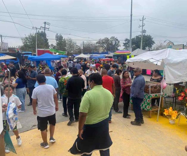 Aumenta presencia de visitantes en panteones locales Aumenta presencia de visitantes en panteones locales