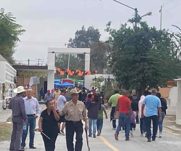 Notable afluencia en los panteones