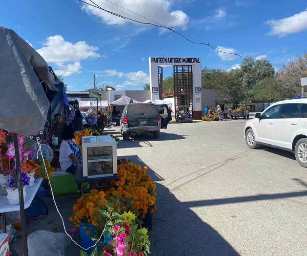 Extienden vendimia de flores en panteones