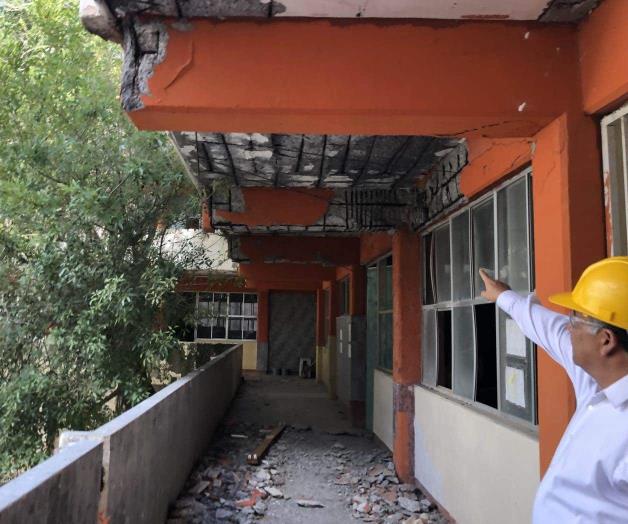 Abandonado y destruido edificio de los maestros Abandonado y destruido edificio de los maestros