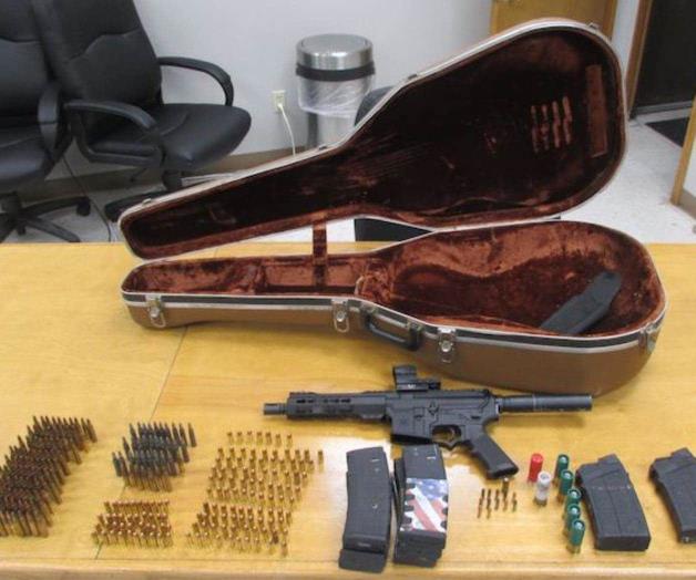 Descubren arma y balas en estuche de guitarra
