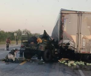 Choca camión militar contra tráiler: 7 soldados muertos