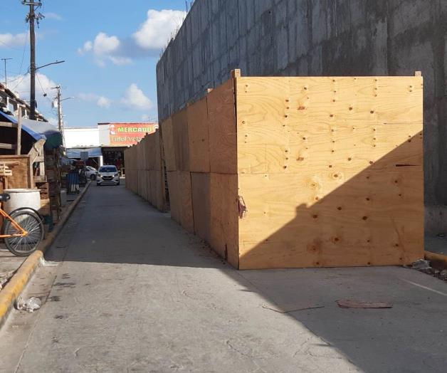 Obstruyen el tráfico vial los maderos en calle Ferrocarril