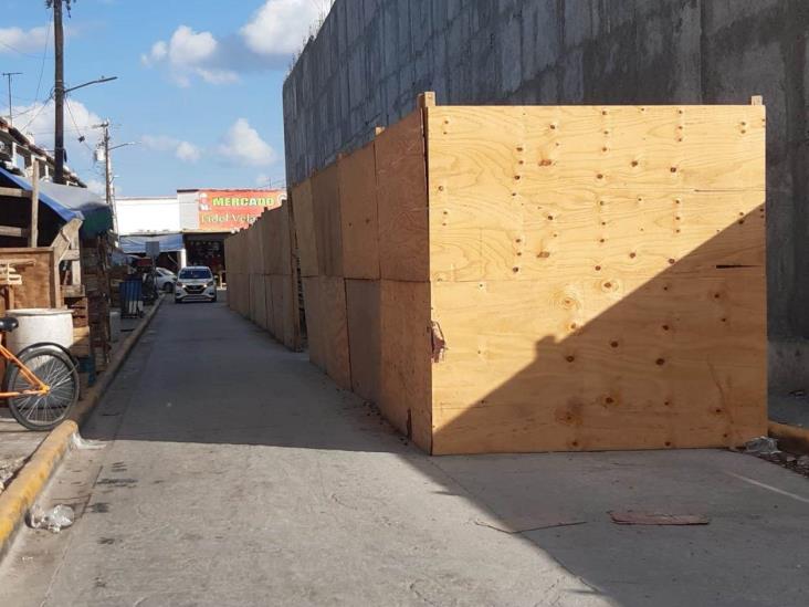 Obstruyen el tráfico vial los maderos en calle Ferrocarril Obstruyen el tráfico vial los maderos en calle Ferrocarril