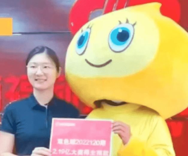 Hombre se disfraza para retirar su premio de la lotería