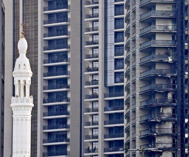 Incendio daña fachada de edificio de 35 pisos en Dubái Incendio daña fachada de edificio de 35 pisos en Dubái