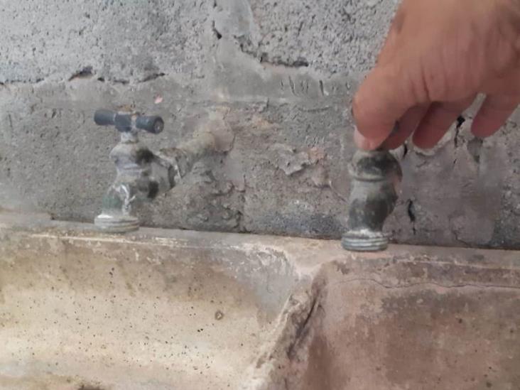 Denuncian escasez de agua en colonia Santa Fe Denuncian escasez de agua en colonia Santa Fe