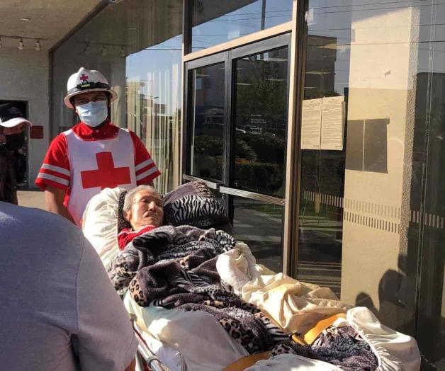 Obliga CitiBanamex llevar a abuelita en ambulancia para renovar tarjeta